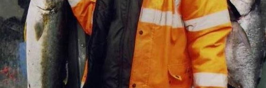 Freddy Sumner (79) staan hier met sy twee behoorlike visse, ‘n geelstert (20kg) en ‘n blouvis (15kg) wat nie sommer hier gevang is nie. Freddie gaan elke 4 jaar saam met die SA Agulhas na die Suid-Atlantiese see waar hy op die eiland, Tristan Dacunha, vir sy kinders gaan kuier. Hierdie twee bielies het hy gevang toe hulle met ‘n boot uit is om kreef te trek. 